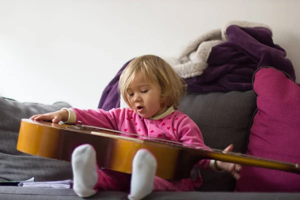 Bambina Adorabile Musica Due Anni Suona Con Chitarra Casa — Foto Stock