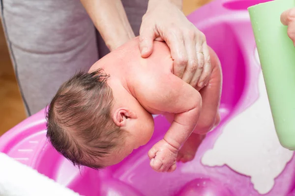 生まれたばかりの赤ちゃんの初入浴自宅 — ストック写真