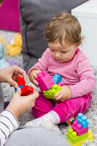 Criança Brincando Com Brinquedos Blocos Plásticos Coloridos Educativos Casa — Fotografia de Stock