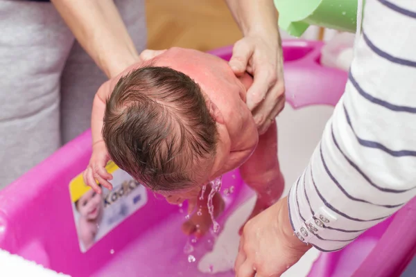 Bebé Recién Nacido Primero Bañándose Casa —  Fotos de Stock