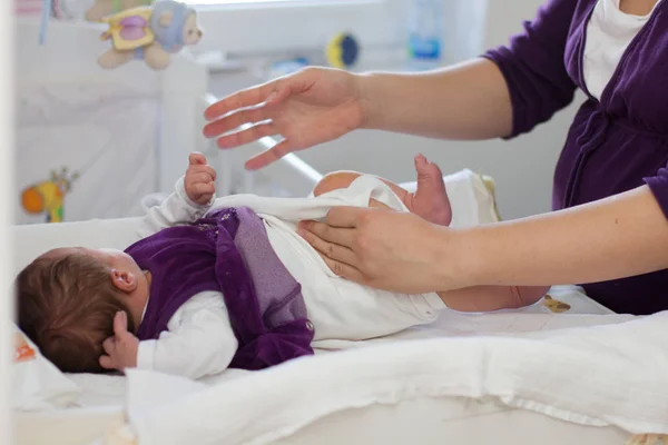 Mor Att Hand Baby Flicka Byta Blöja Hemma — Stockfoto
