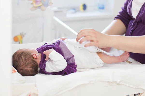 Madre Cuidando Niña Cambiando Pañales Casa —  Fotos de Stock