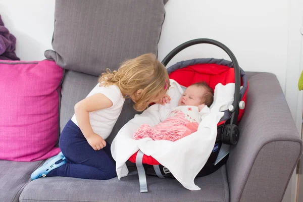 Two Years Little Girl Her Newborn Sister Home — Stock Photo, Image