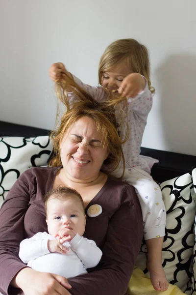 幸せな家庭 若い母と娘 年間ほとんど女の子と新生児の赤ちゃん — ストック写真