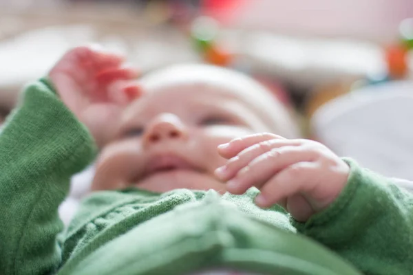 生まれたばかりの赤ちゃんの手のクローズ アップ撮影 — ストック写真