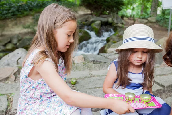 Duas Meninas Piquenique Parque Brincando Natureza — Fotografia de Stock