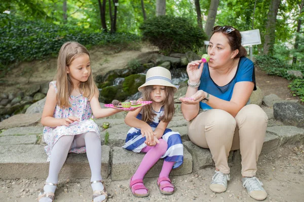 Mãe Duas Meninas Piquenique Parque Brincando Natureza — Fotografia de Stock