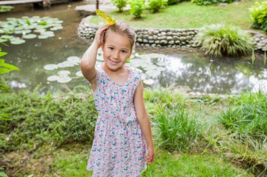 Doğada, güzel bahar günü Park çok güzel çocuk portresi