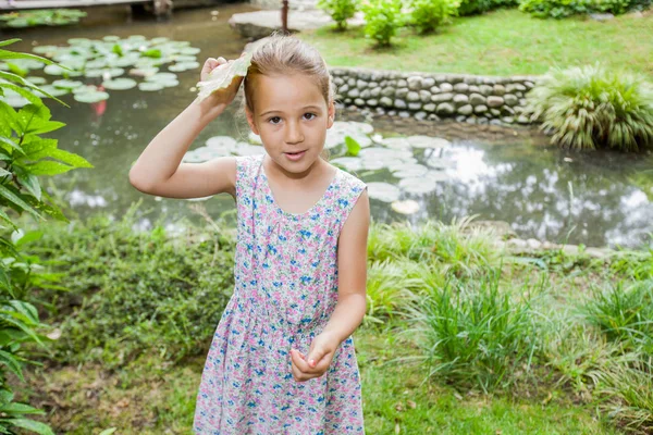 Doğada, güzel bahar günü Park şirin mutlu çocuk portresi
