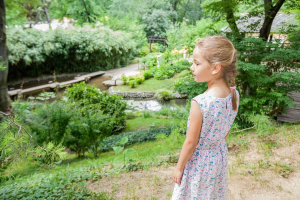 Malá Holčička Elegantních Šatech Krás Jarní Den Parku — Stock fotografie