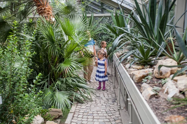 Matka Dzieci Oglądają Ogród Botaniczny Roślin Szklarni — Zdjęcie stockowe