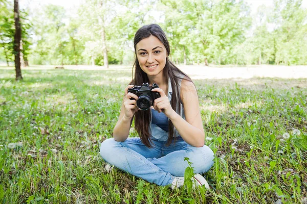 Молодая Женщина Фотограф Любитель Винтажной Камерой Фотографируется Парке — стоковое фото