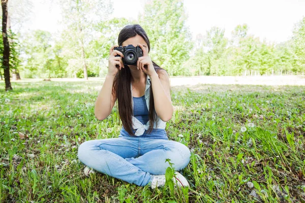 Jovem Fotógrafo Amador Com Câmera Vintage Tirando Foto Parque — Fotografia de Stock