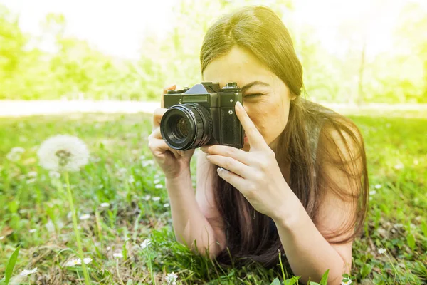 Jovem Fotógrafo Amador Com Câmera Vintage Tirando Foto Parque — Fotografia de Stock