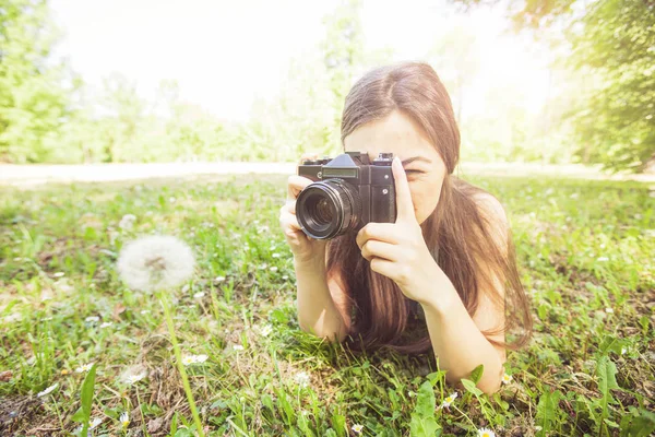 Jovem Fotógrafo Amador Com Câmera Vintage Tirando Foto Parque — Fotografia de Stock