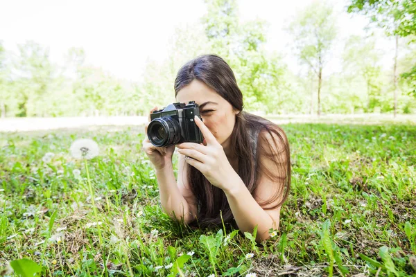 Young Woman Amateur Photographer Vintage Camera Taking Photo Park — Stock Photo, Image