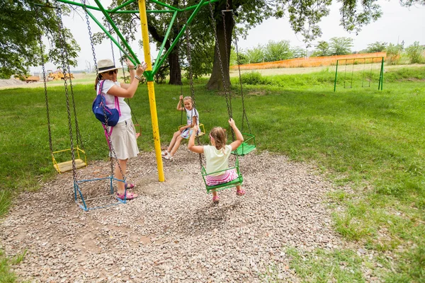 Madre Hijas Divierten Parque Verano Carrusel Swing — Foto de Stock