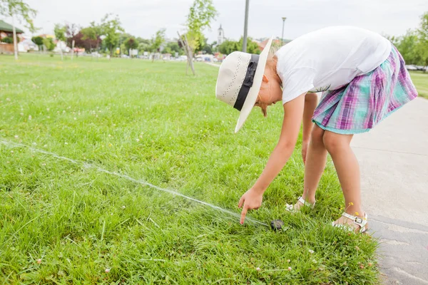 Kislány Szórakozás Víz Locsoló Zöld Mezők Park — Stock Fotó