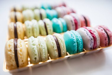 Tatlı ve lezzetli renkli Fransız macarons, lezzetli kurabiye 