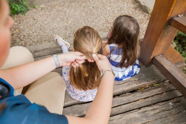 Zadní Pohled Malé Dívky Sedí Parku Zatímco Matka Česání Pletení — Stock fotografie