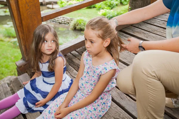 Meninas Sentadas Parque Enquanto Mãe Penteia Trança Cabelo Filha — Fotografia de Stock