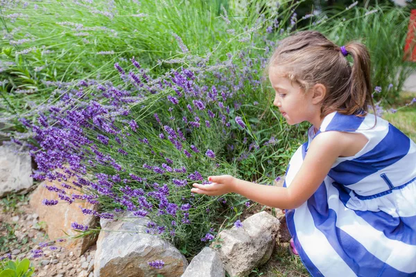 Park Güzel Bahar Günü Şık Elbiseli Küçük Kız — Stok fotoğraf