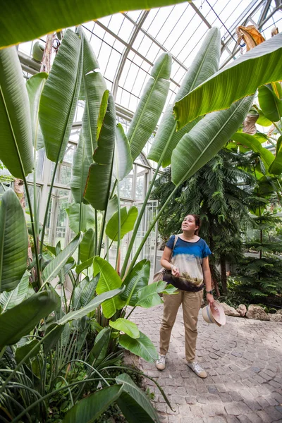 Mladá Žena Při Pohledu Rostliny Skleníku Botanické Zahrady — Stock fotografie