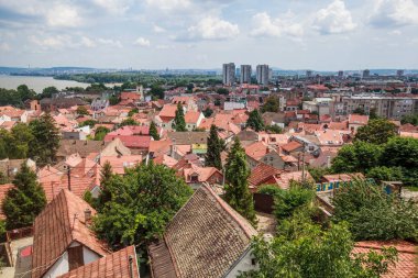 Sırbistan 'ın Zemun kentindeki eski çatılar, ortodoks kilisesi ve Tuna nehrinin panoramik manzarası ve arka planda güzel bir gökyüzü