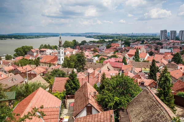 塞尔维亚贝尔格莱德Zemun的旧屋顶 东正教教堂和多瑙河全景 背景是美丽的天空 — 图库照片