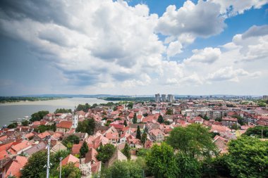 Sırbistan 'ın Zemun kentindeki eski çatılar, ortodoks kilisesi ve Tuna nehrinin panoramik manzarası ve arka planda güzel bir gökyüzü