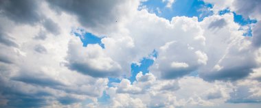 Cumulus bulutları yaz günü mavi gökyüzüne karşı 