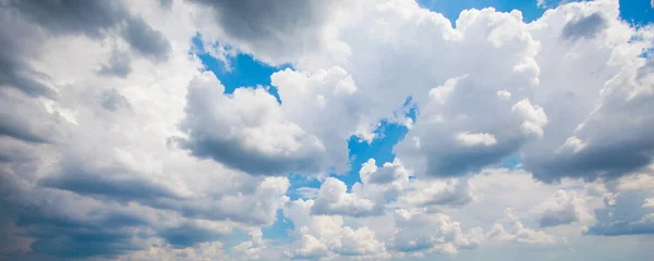 Nubes Cúmulos Contra Cielo Azul Día Verano — Foto de Stock