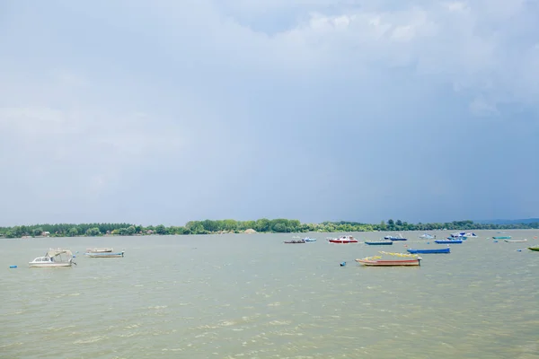 Färgglada Båtar Floden Donau Med Stormiga Molnig Himmel — Stockfoto