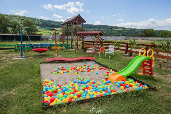Детская Игровая Площадка Горками Разноцветными Мячами Песке Открытом Воздухе — стоковое фото