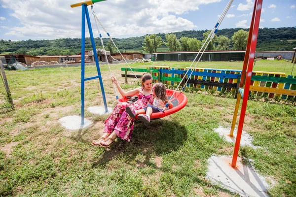 Молодая Женщина Маленькая Девочка Отдыхают Качелях Парке Летний День — стоковое фото