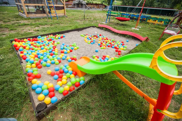 Детская Игровая Площадка Горками Разноцветными Мячами Песке Открытом Воздухе — стоковое фото