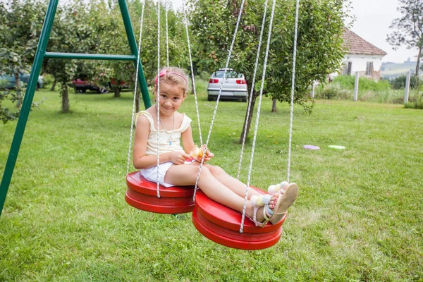 Счастливая Маленькая Девочка Качающаяся Дворе Летний День Активности — стоковое фото