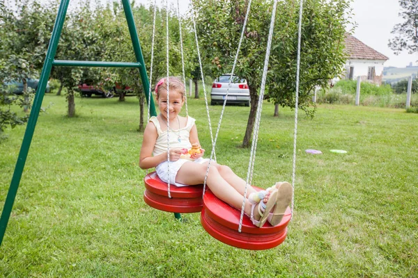 Niña Feliz Balanceándose Patio Trasero Actividad Del Día Verano —  Fotos de Stock