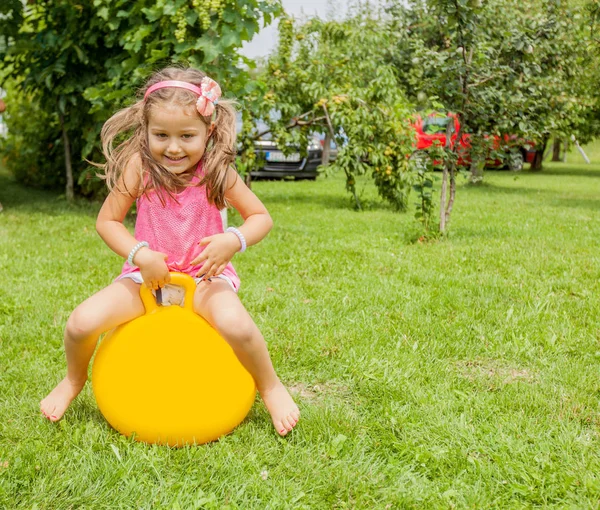 Feliz Menina Brincalhão Com Bola Campos Verdes Natureza Dia Verão — Fotografia de Stock
