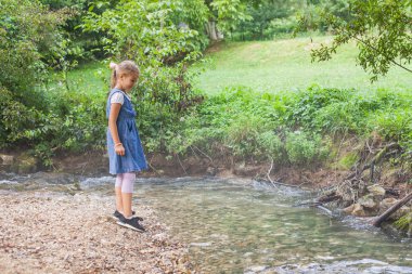 Çocuk yaz günü doğa orman akışı 