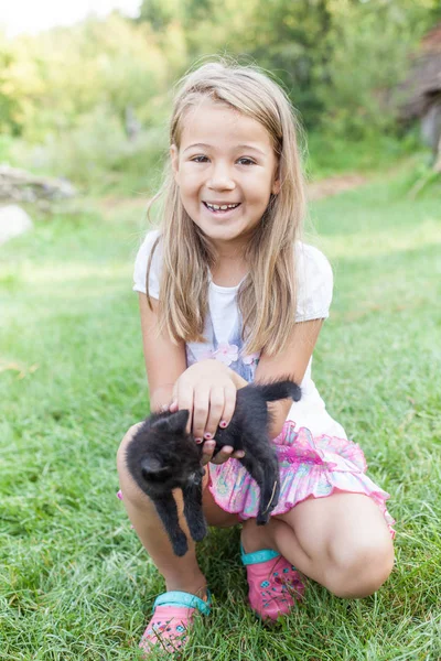 Feliz Adorable Niña Con Gatito Doméstico Aire Libre Verano — Foto de Stock