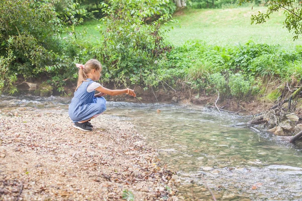 Menina Brincando Com Água Fluxo Floresta — Fotografia de Stock