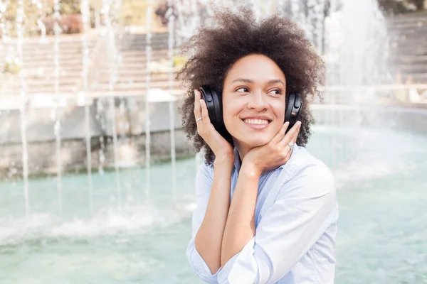 Güzel Mutlu Afro Amerikalı Genç Kadın Müzik Dinlemek Portresi Kablosuz — Stok fotoğraf