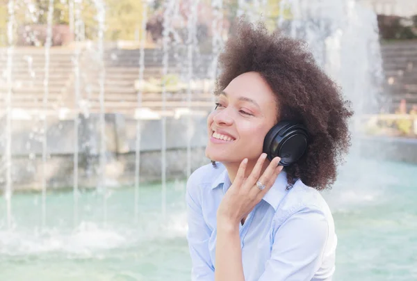 Güzel Mutlu Afro Amerikalı Genç Kadın Müzik Dinlemek Portresi Kablosuz — Stok fotoğraf