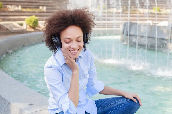 Retrato Hermosa Mujer Joven Afroamericana Feliz Escuchando Música Con Auriculares — Foto de Stock