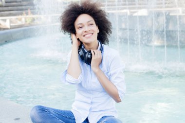 Kulaklıklar açık ile güzel mutlu karışık yarış genç kadının portresi