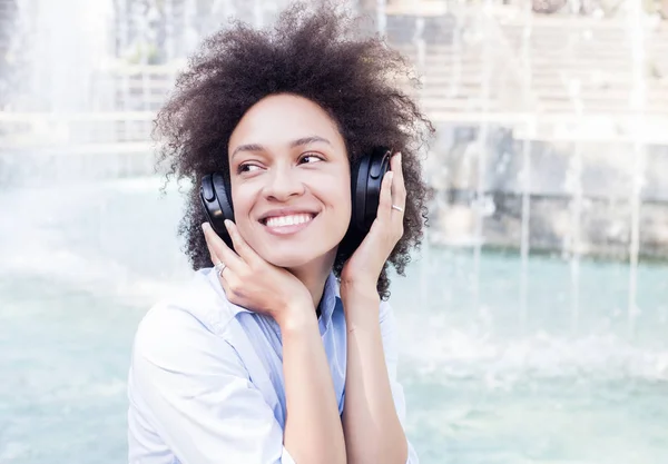 Güzel Mutlu Siyah Genç Kadın Ile Afro Saç Tarzı Müzik — Stok fotoğraf