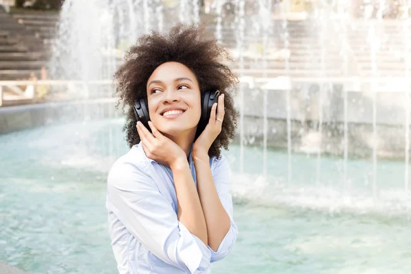 Güzel Mutlu Siyah Genç Kadın Ile Afro Saç Tarzı Müzik — Stok fotoğraf