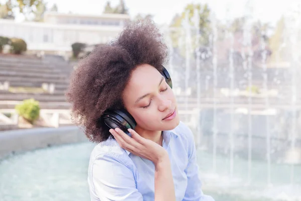 Retrato Una Hermosa Mujer Joven Raza Mixta Escuchando Música Con — Foto de Stock