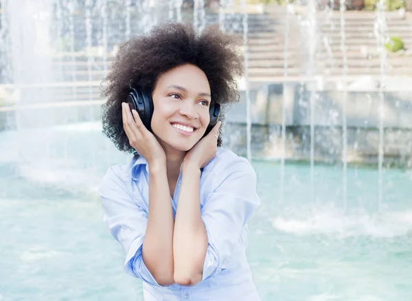 Güzel Mutlu Siyah Genç Kadın Ile Afro Saç Tarzı Müzik — Stok fotoğraf